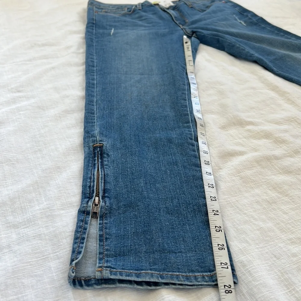 William B size 29 medium wash zipper slit slim straight leg jean. New with tag